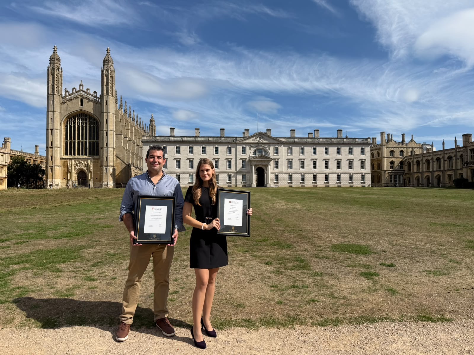 Dr. Carlos Cuadrado Gómez-Serranillos y Polina Poloziuk Poloziuk juntos con sus certificados en Cambridge
